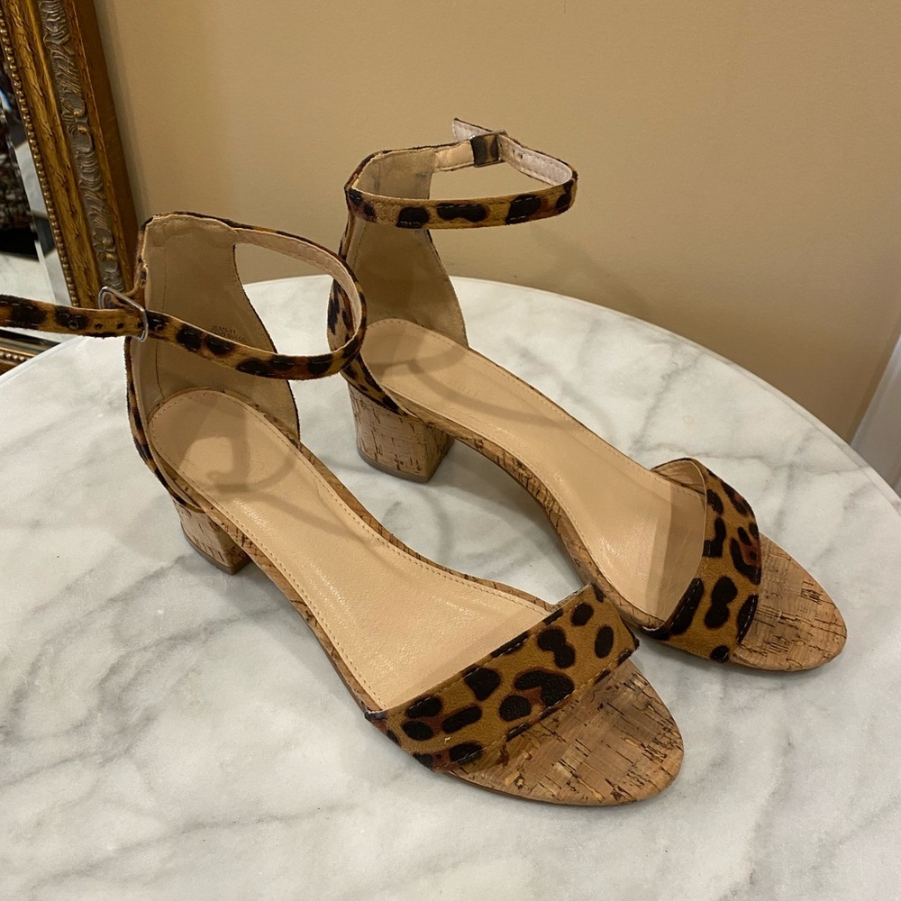 Lov Mark cheetah sandal size 9